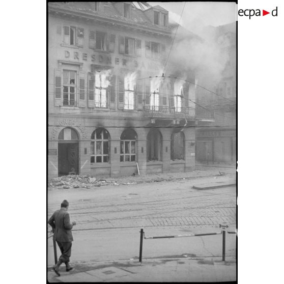 Soldats de la 1re armée dans Karlsruhe en ruine. [description provisoire]