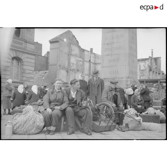 Réfugiés allemands dans Karlsruhe en ruine. [description provisoire]