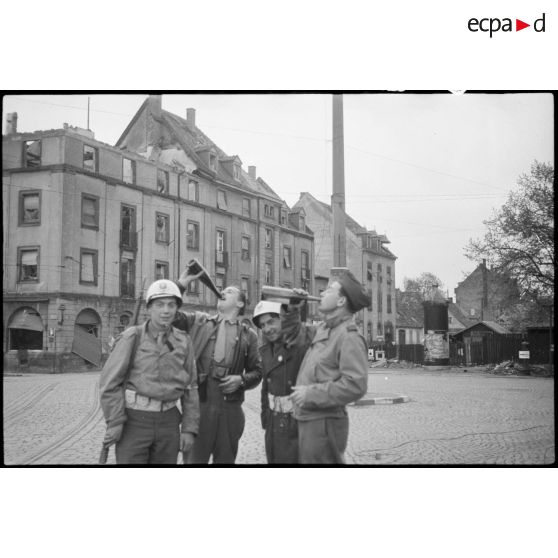 Soldats de la 1re armée dans Karlsruhe. [description provisoire]