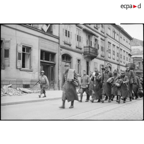 Prisonniers de guerre allemands dans Karlsruhe. [description provisoire]