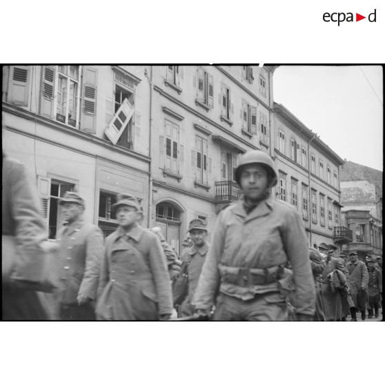 Prisonniers de guerre allemands dans Karlsruhe. [description provisoire]