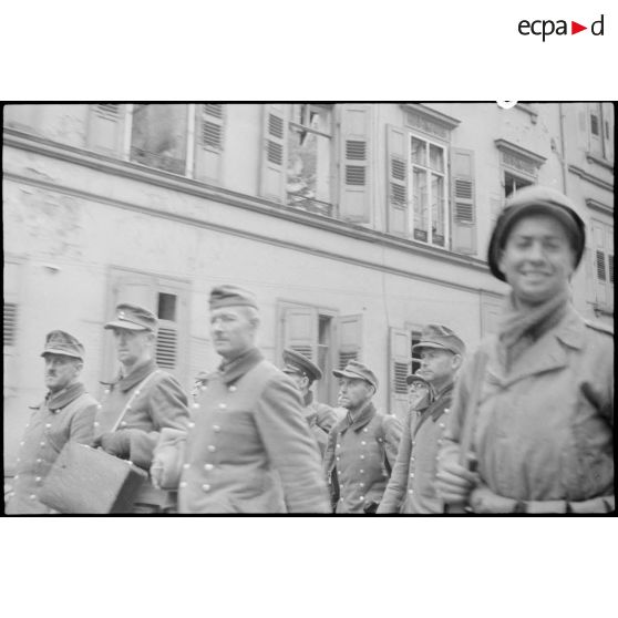 Prisonniers de guerre allemands dans Karlsruhe. [description provisoire]