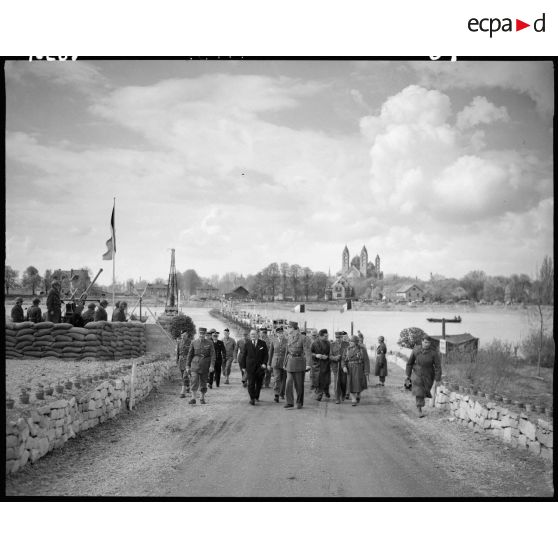 Les autorités civiles et militaires franchissent  le Rhin à Spire. [description provisoire]