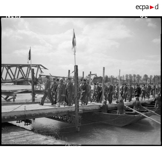 Les autorités civiles et militaires franchissent  le Rhin à Spire. [description provisoire]