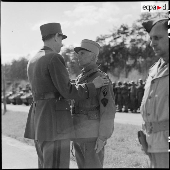 Le général de Gaulle décore le colonel Boutaud de Lavilléon. [description provisoire]