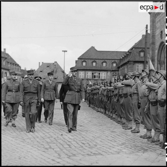 Revue des troupes lors d'une prise d'armes à Spire. [description provisoire]