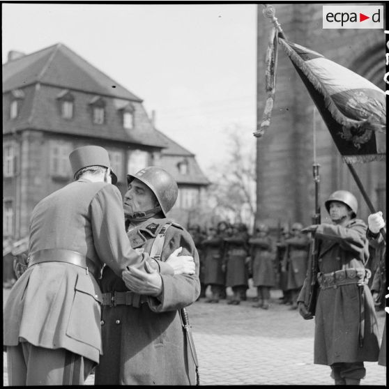 Le général de Gaulle décore le colonel Ythier. [description provisoire]