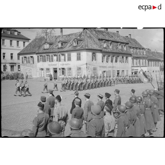 Défilé devant les autorités d'un détachement du 31e bataillon de chasseurs à pied (31e BCP) à l'issue d'une prise d'armes présidée par le général de Gaulle à Spire.