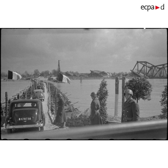 Le cortège du général de Gaulle s'engage sur le pont flottant construit sur le Rhin à Spire par le génie de la 1re armée.