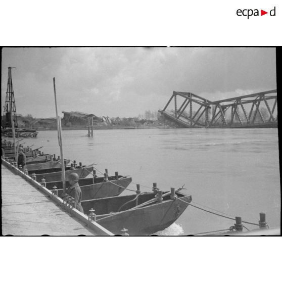 Le pont flottant de 10 tonnes, construit, entre autres, par le 101e régiment du génie (101e RG) et le 17e régiment colonial du génie (17e RCG) et l'ancien pont métallique sur le Rhin détruit par l'armée allemande.