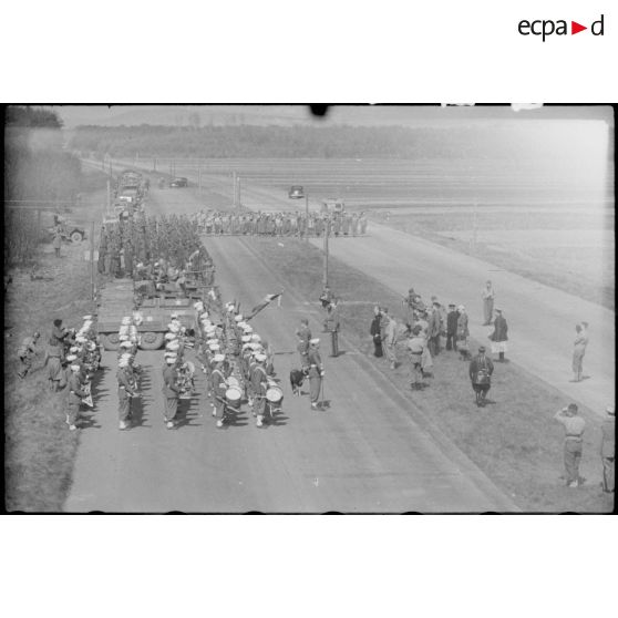 Honneurs au drapeau lors d'une prise d'armes présidée par le général de Gaulle sur l'autoroute reliant Karlsruhe à Mannheim.