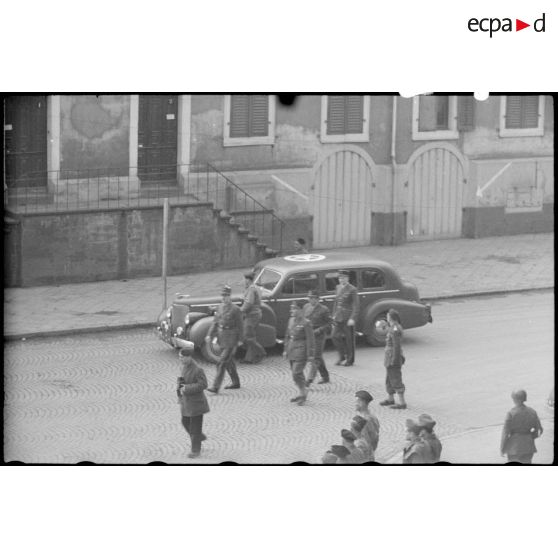 Le général de Gaulle arrive à Spire à bord de la Cadillac du général d'armée de Lattre de Tassigny pour y présider une prise d'armes.