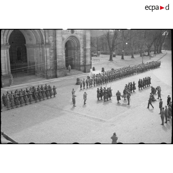 Le général de Gaulle préside une prise d'armes sur le parvis de la cathédrale de Spire.