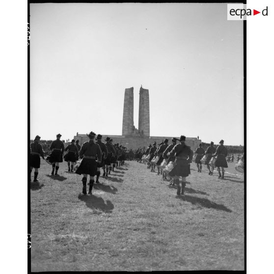 Cérémonie au monument canadien de Vimy. [description provisoire]
