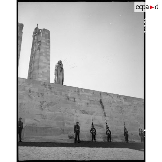 Cérémonie au monument canadien de Vimy. [description provisoire]