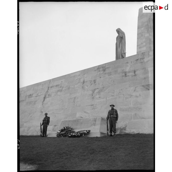 Cérémonie au monument canadien de Vimy. [description provisoire]
