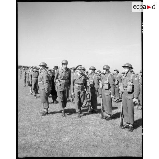 Cérémonie au monument canadien de Vimy. [description provisoire]