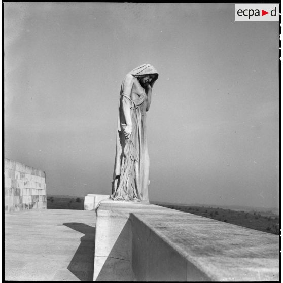 Cérémonie au monument canadien de Vimy. [description provisoire]