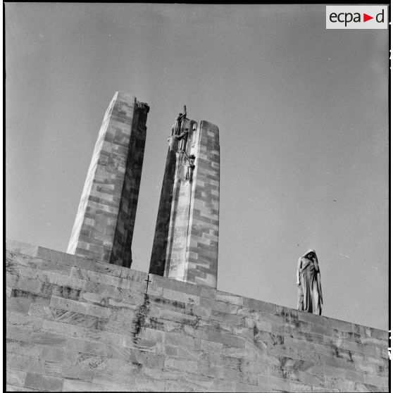 Cérémonie au monument canadien de Vimy. [description provisoire]