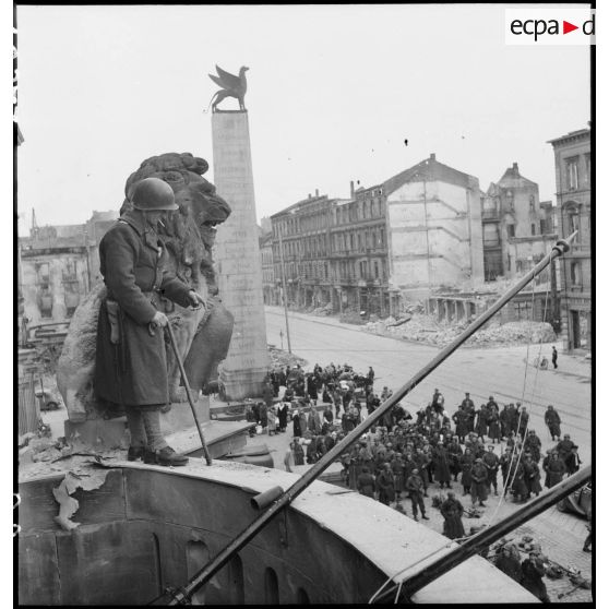 Troupes de la 1re armée sur la place Loretto, près du monument dédié aux grenadiers de la garde, à Karlsruhe.