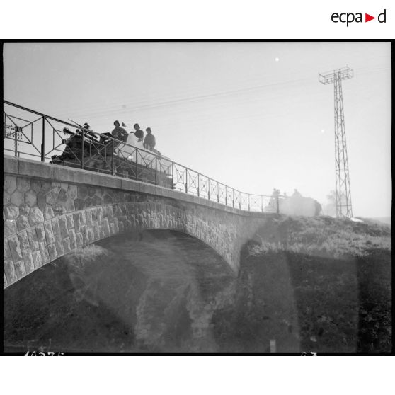 Convoi d'obusiers ou canons automoteurs [description provisoire]