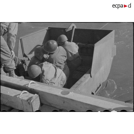 Pont de Maximiliansau sur le Rhin, à 3 km au nord-ouest de Karlsruhe.