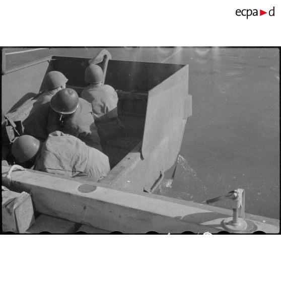 Pont de Maximiliansau sur le Rhin, à 3 km au nord-ouest de Karlsruhe.