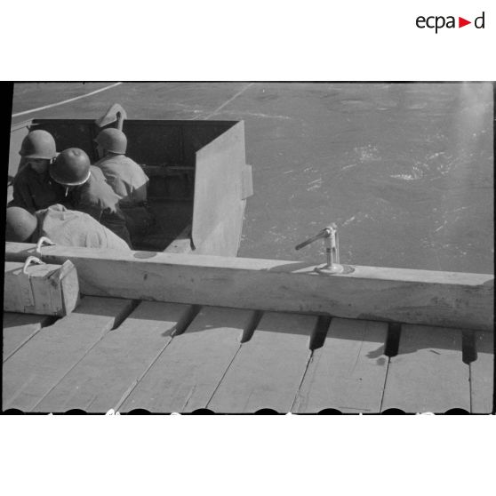 Pont de Maximiliansau sur le Rhin, à 3 km au nord-ouest de Karlsruhe.