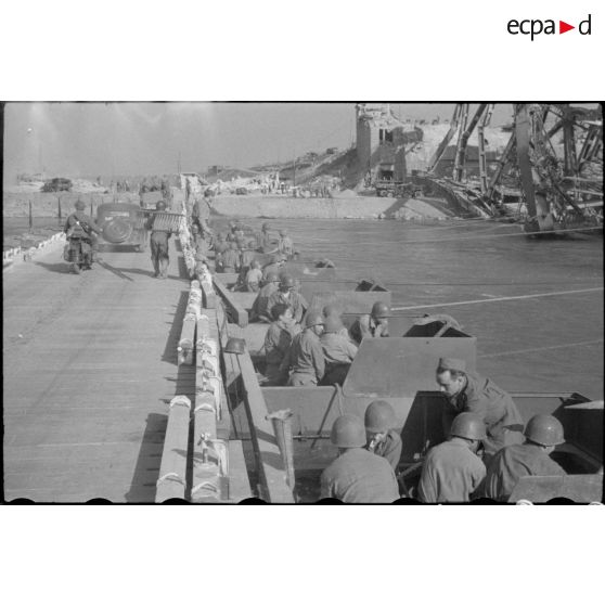 Pont de Maximiliansau sur le Rhin, à 3 km au nord-ouest de Karlsruhe.