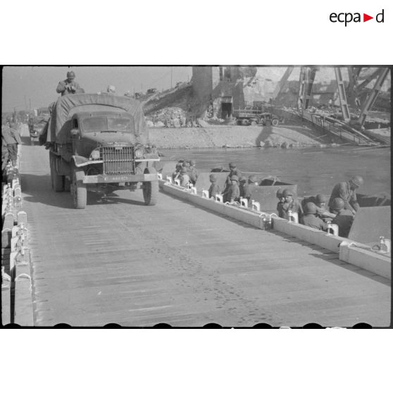 Pont de Maximiliansau sur le Rhin, à 3 km au nord-ouest de Karlsruhe.