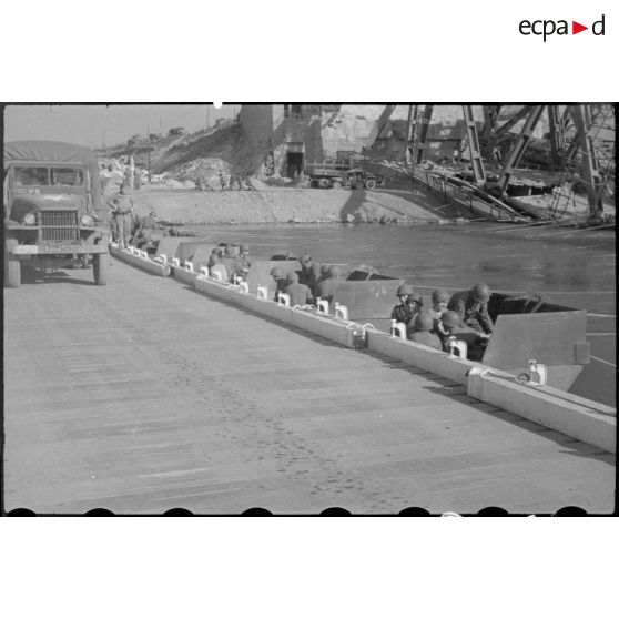 Pont de Maximiliansau sur le Rhin, à 3 km au nord-ouest de Karlsruhe.