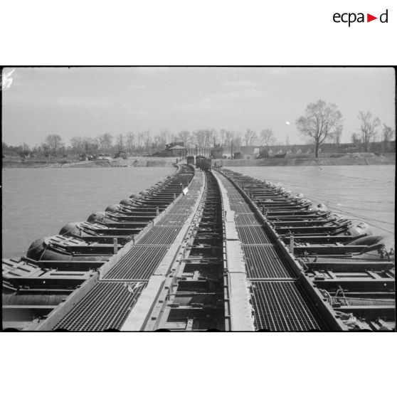 Pont flottant de Germersheim, au nord-ouest de Karlsruhe.