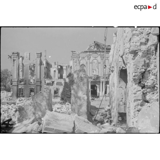 Ruines du corps central et de la cour d'honneur du Schloss Bruchsal, palais baroque datant de 1720.