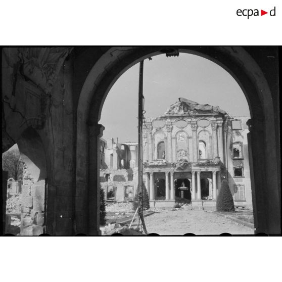 Ruines du corps central et de la cour d'honneur du Schloss Bruchsal, palais baroque datant de 1720.