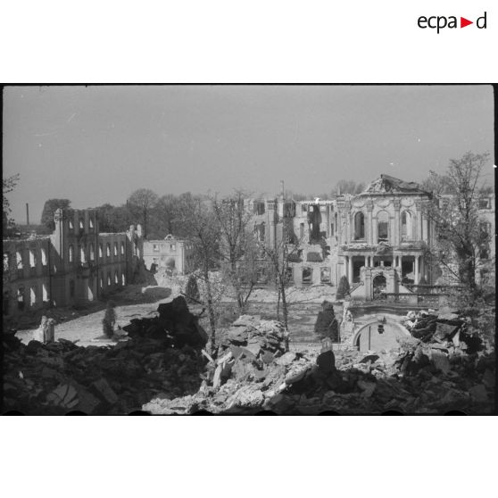 Ruines du corps central et de la cour d'honneur du Schloss Bruchsal, palais baroque datant de 1720.