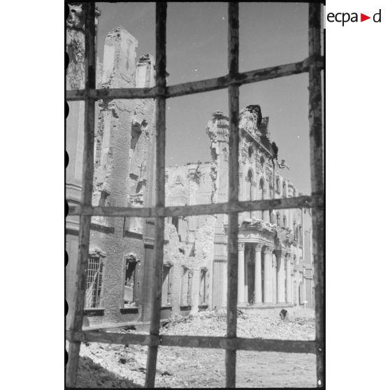 Ruines du corps central et de la cour d'honneur du Schloss Bruchsal, palais baroque datant de 1720.