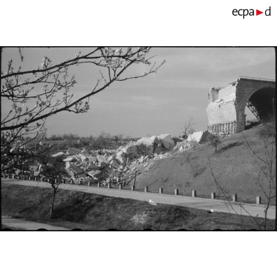 Un viaduc détruit à Bruschal.