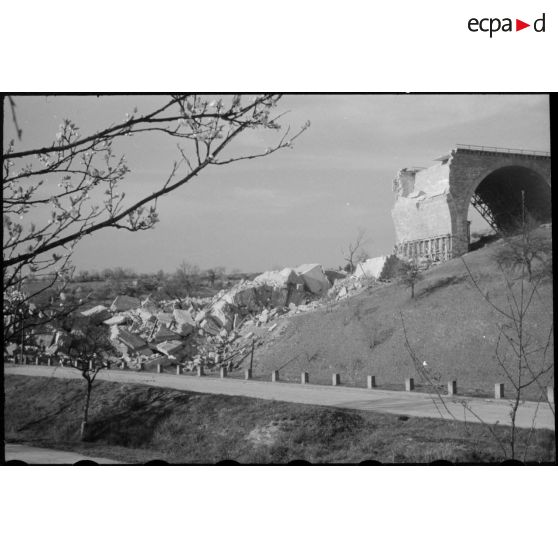 Un viaduc détruit à Bruschal.