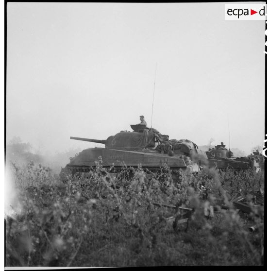Le char Sherman M4A3 Navarre II, du 4e escadron du 12e régiment de chasseurs d'Afrique (12e RCA) de la 2e division blindée (2e DB), est mis en batterie dans le secteur de Royan.