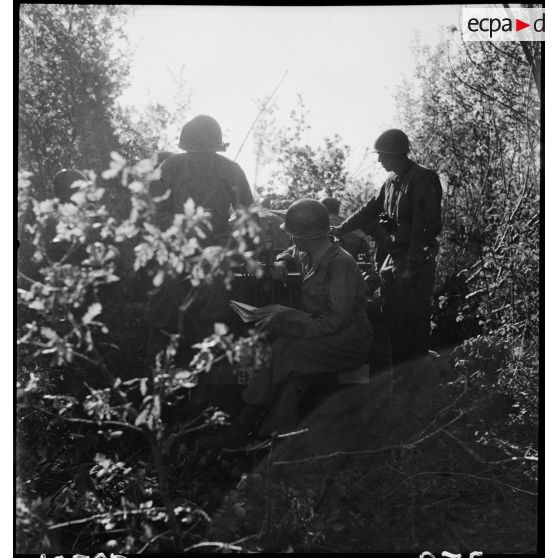 Le capitaine de Bort, commandant le 3e escadron de combat du 12e régiment de chasseurs d'Afrique (12e RCA), se tient près d'une jeep de commandement et donne ses ordres.