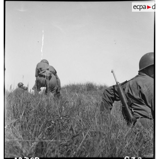 Groupe de reconnaissance du 12e régiment de chasseurs d'Afrique (12e RCA) posté lors d'une progression dans le secteur de Royan.