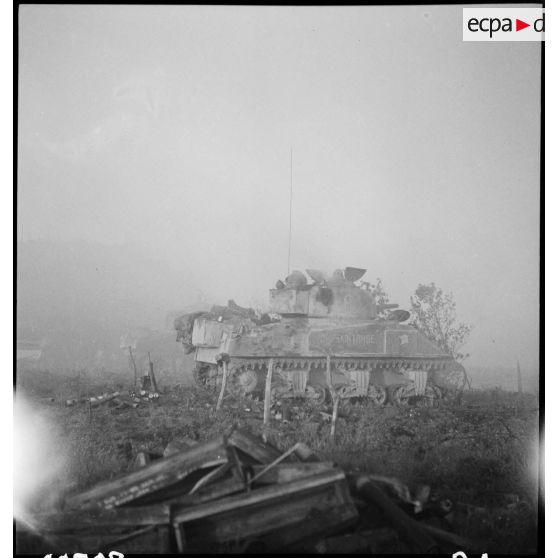 Le char Sherman M4A2 Saintonge, du 4e escadron du 12e régiment de chasseurs d'Afrique (12e RCA) de la 2e division blindée (2e DB), est mis en batterie dans le secteur de Royan.