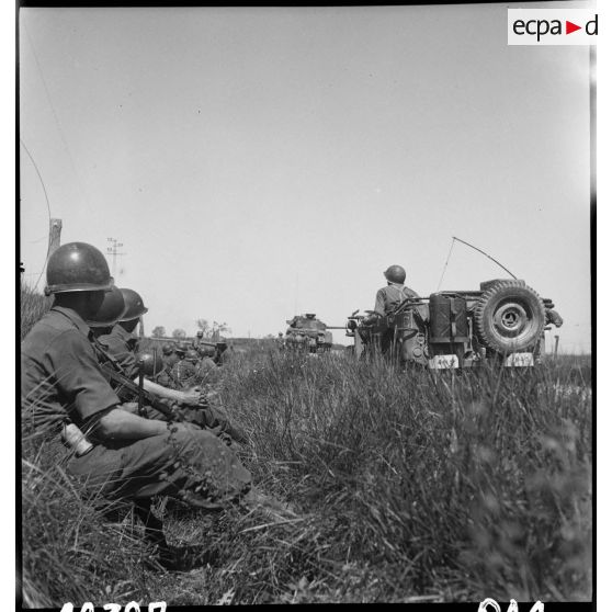 Groupe de reconnaissance du 12e régiment de chasseurs d'Afrique (12e RCA) lors d'une pause pendant une progression dans le secteur de Royan.