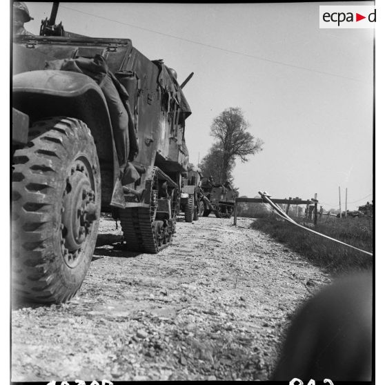 Colonne de half-tracks (La Garonne, Ariège) de l'escadron hors rang du 12e régiment de chasseurs d'Afrique (12e RCA) progressant dans le secteur de Royan.