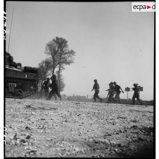 Des hommes du 12e régiment de chasseurs d'Afrique (12e RCA) progressent sur la route départementale reliant Saujon à La Tremblade (Royan à 7 kms).