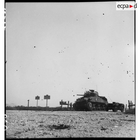 Le char Sherman M4A3 Valois II du 2e peloton du 3e escadron de combat du 12e régiment de chasseurs d'Afrique (12e RCA) est posté sur la route départementale reliant Saujon à La Tremblade.