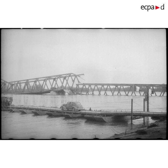 Pont flottant construit par le 101e RG à Spire. [description provisoire]