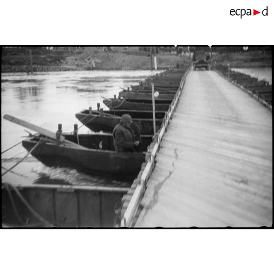 Franchissement du Rhin à Spire par des convois de véhicules des troupes françaises. [description provisoire]