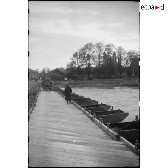 Franchissement du Rhin à Spire par des convois de véhicules des troupes françaises. [description provisoire]