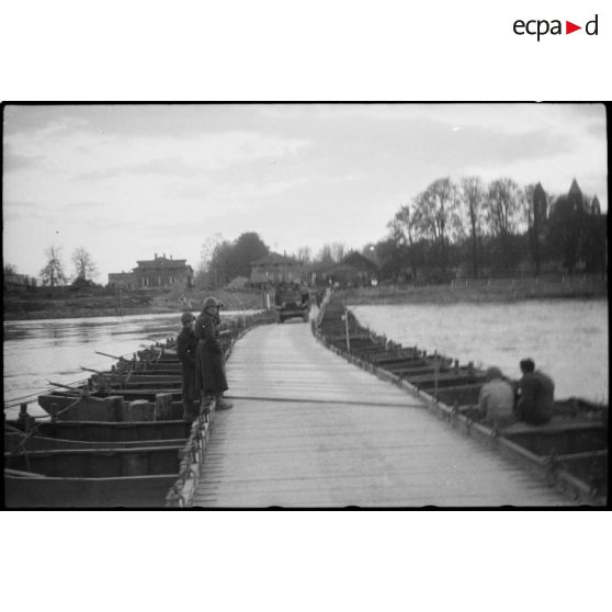 Franchissement du Rhin à Spire par des convois de véhicules des troupes françaises. [description provisoire]